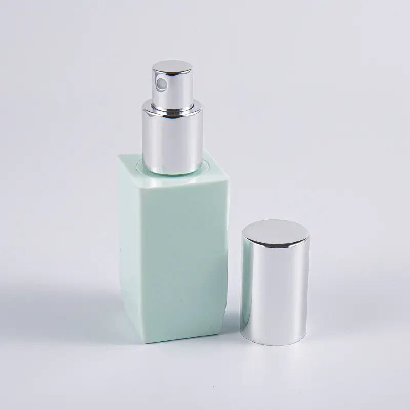 Flacone per lozione a parete spessa in PETG di forma quadrata da 50 ml con opzioni di colore multiplo con tappo della pompa in alluminio 
